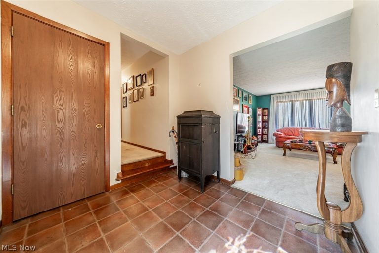 19717 Sagamore Road, Walton Hills, OH - Photo 6