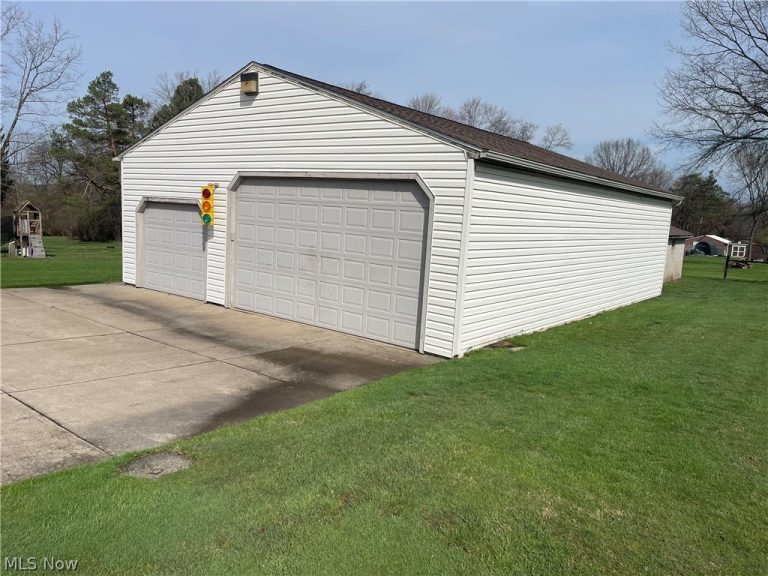 402 thomas Lane, Girard, OH - Photo 3