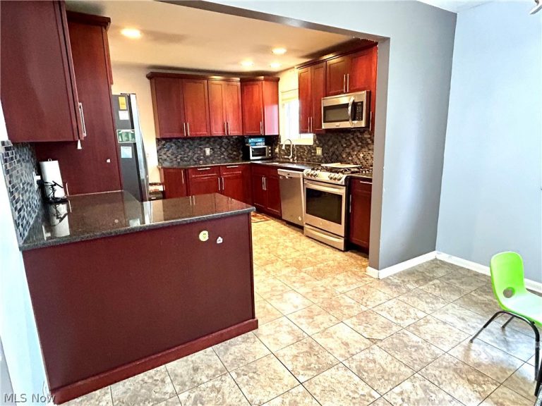 8945 Big Creek Parkway, Strongsville, OH - Photo 2