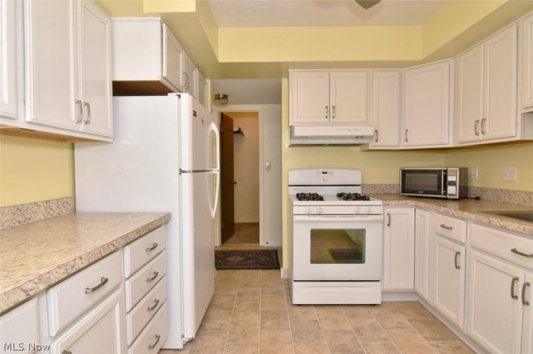 6270 Greenwood #302, Sagamore Hills, OH - Photo 4