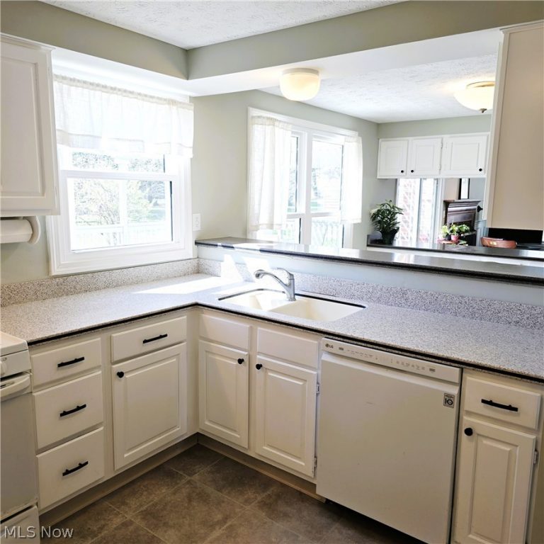 9898 Lakeview Circle, Strongsville, OH - Photo 2
