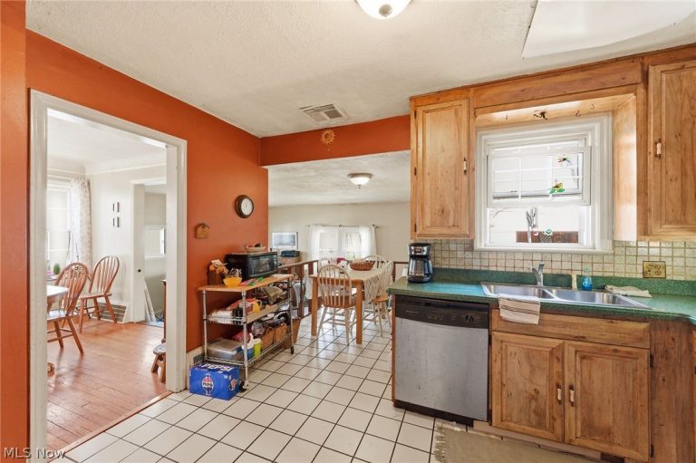 5187 Mayview Road, Lyndhurst, OH - Photo 8