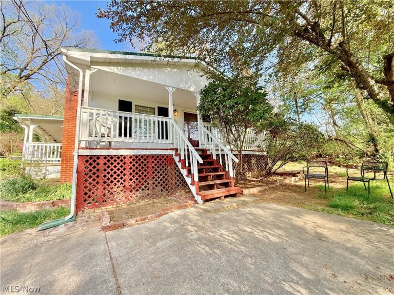 1181 Clement Avenue, Belpre, OH - Photo 2