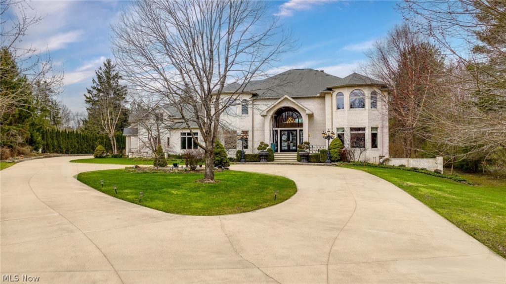 25 Brandon Court, Moreland Hills, OH