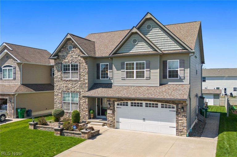 192 Shoreland Circle, Willowick, OH - Photo 2