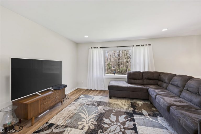 2058 Scenic Way, Akron, OH - Photo 8