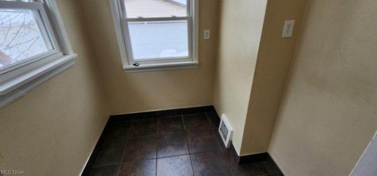 3599 Grosvenor Road, Cleveland Heights, OH - Photo 8