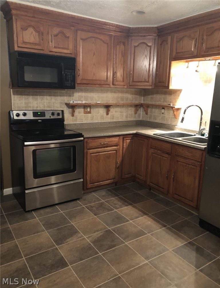 1707 Deerfield Avenue, Warren, OH - Photo 2