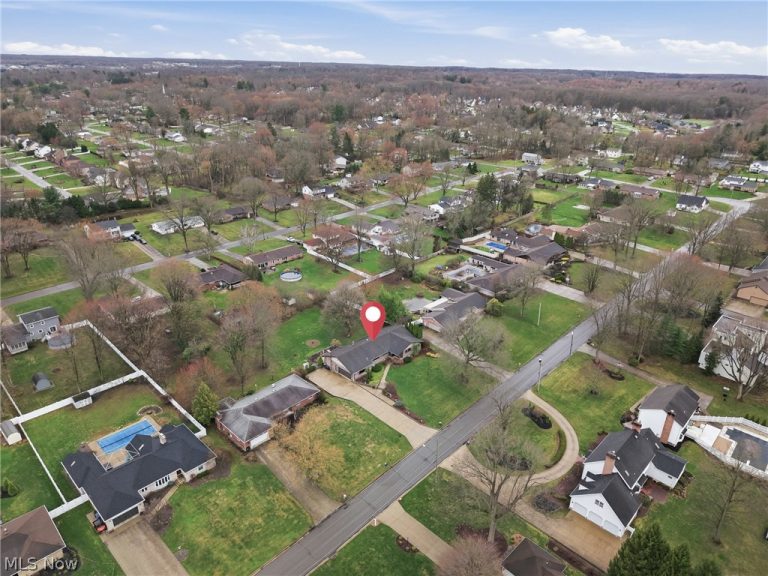 1364 Saint Albans Drive, Youngstown, OH - Photo 6