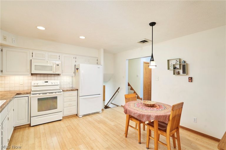 3574 Antoinette Drive, Cuyahoga Falls, OH - Photo 4