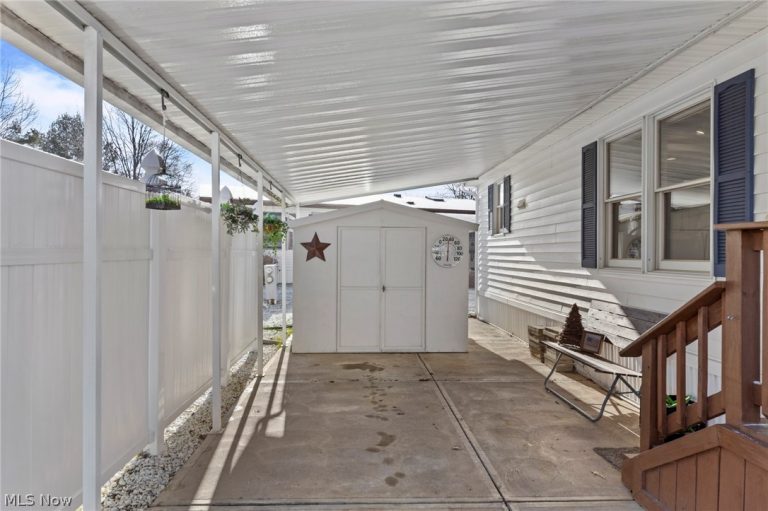 22 Lees Lane, Olmsted Twp, OH - Photo 4