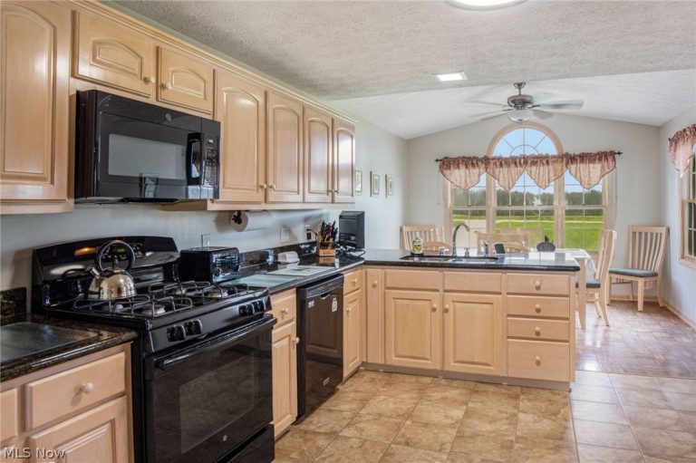 11183 Bloom Road, Garrettsville, OH - Photo 6