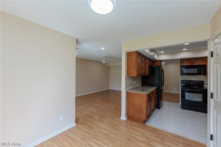 6270 Greenwood Parkway #402, Sagamore Hills, OH - Photo 8