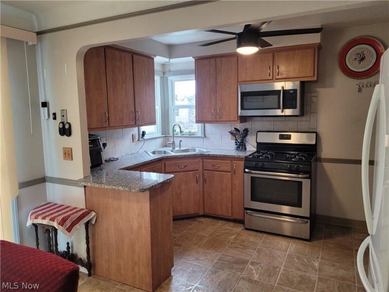 5853 Monica Lane, Garfield Heights, OH - Photo 2