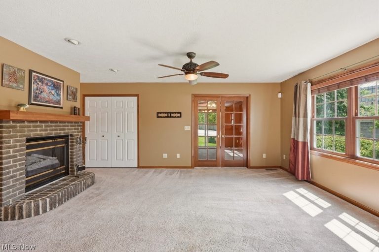 5723 Gateway Lane, Brook Park, OH - Photo 6