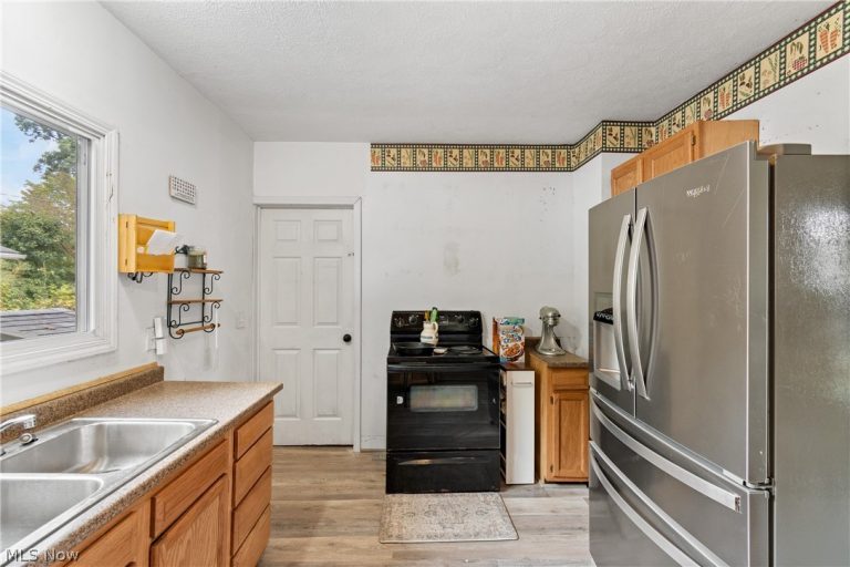 38 Walnut Court, Mogadore, OH - Photo 2