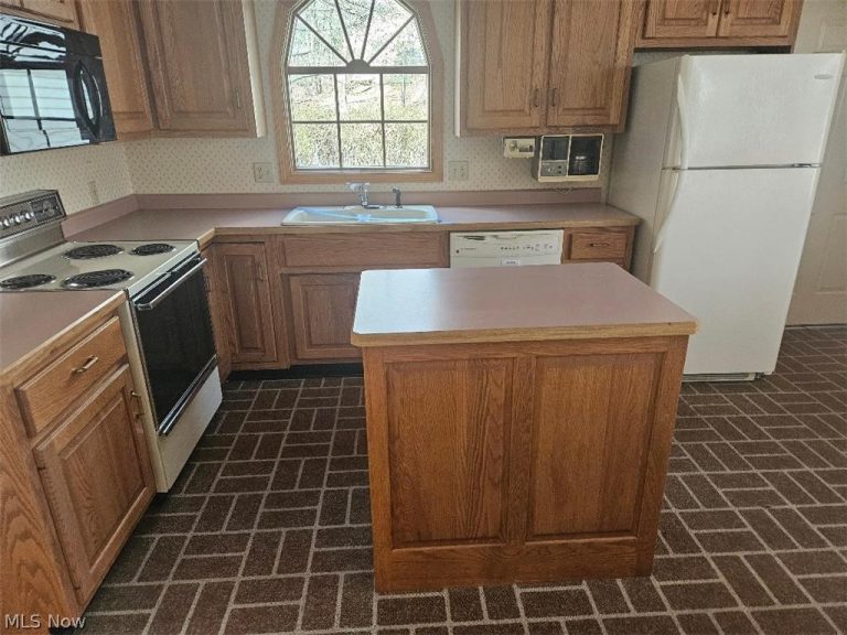 7182 Hills and Dales Road #21, Massillon, OH - Photo 5