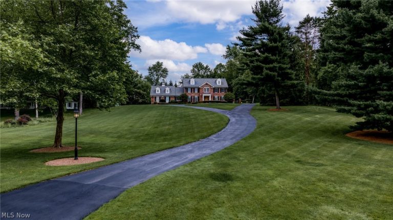 17221 Sagamore Road, Walton Hills, OH - Photo 3