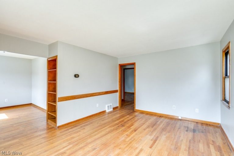 8514 Deerfield Drive, Parma, OH - Photo 8
