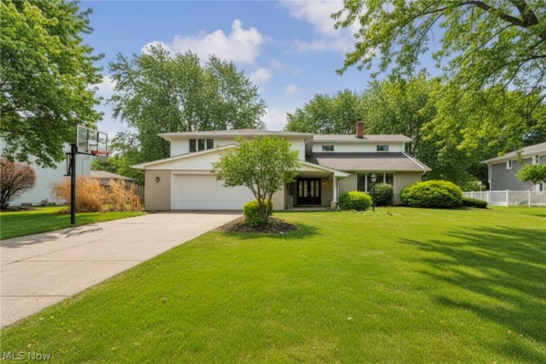 2425 Brian Drive, Beachwood, OH - Photo 2