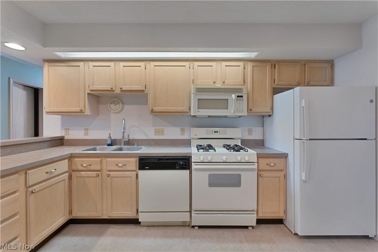 695 Western Reserve Road #602, Poland, OH - Photo 6