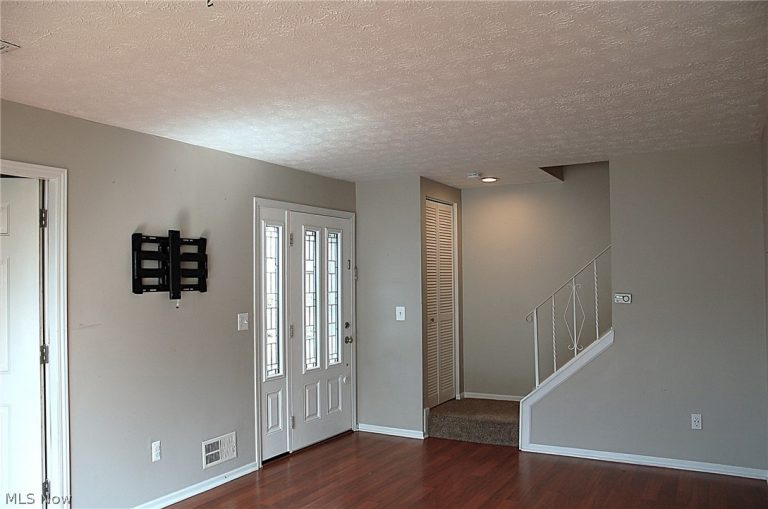 8867 Holly Lane, Olmsted Falls, OH - Photo 4