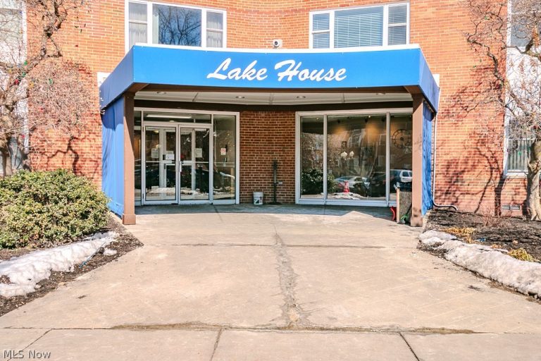 11850 Edgewater Drive #1002, Lakewood, OH - Photo 3