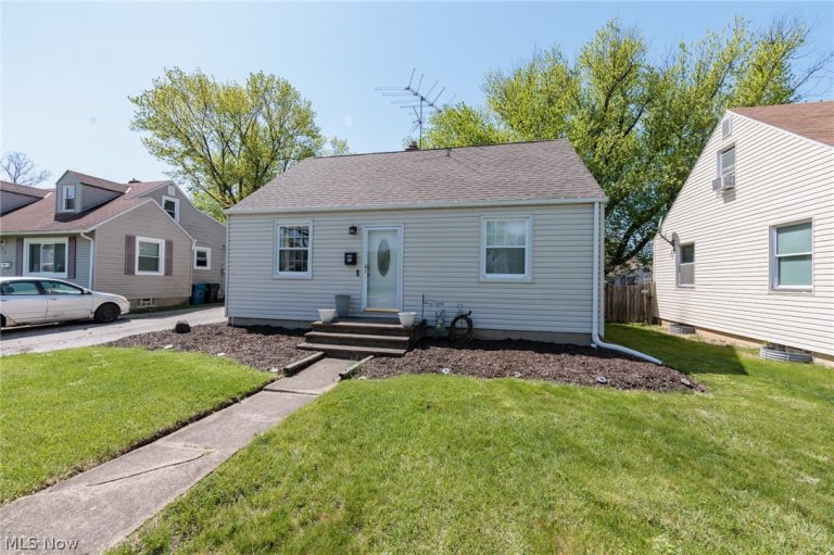 838 Warwick Drive, Sheffield Lake, OH - Photo 2