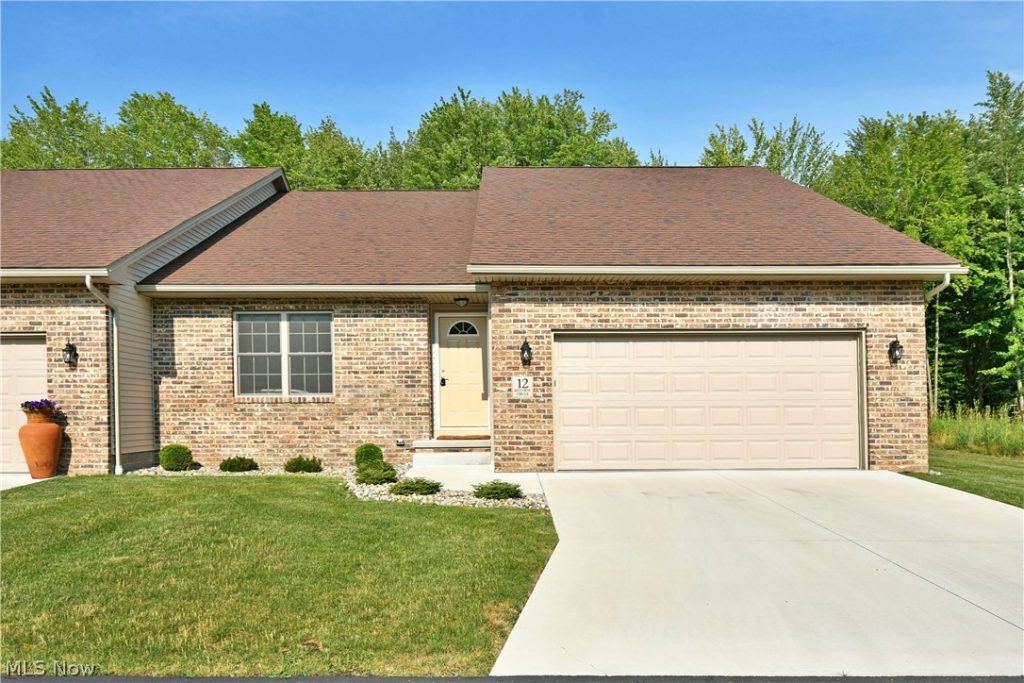 12 Bayview Circle, Cortland, OH