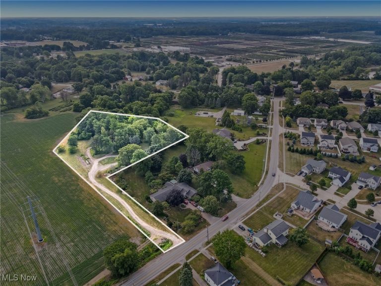 3473 Moon Road, Avon, OH - Photo 2