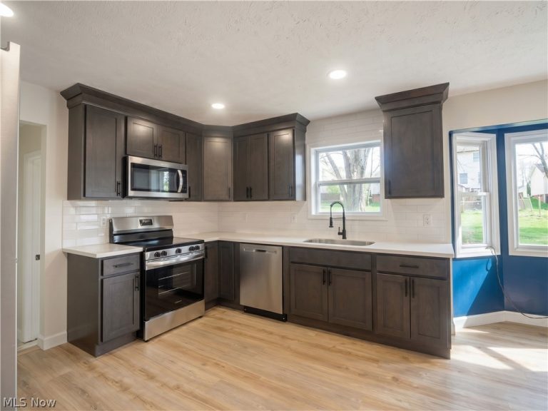 5196 Dickens Drive, Richmond Heights, OH - Photo 4