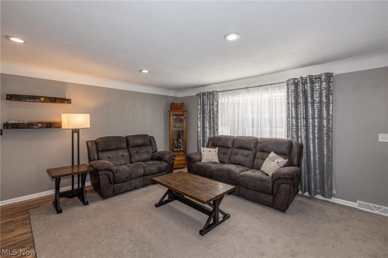 8320 Craigleigh Drive, Parma, OH - Photo 6