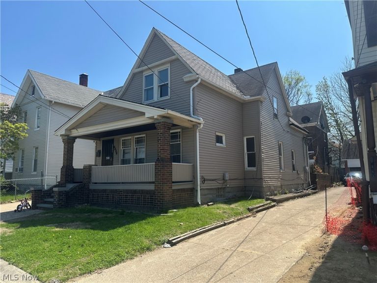 6404 Carl Avenue, Cleveland, OH - Photo 2