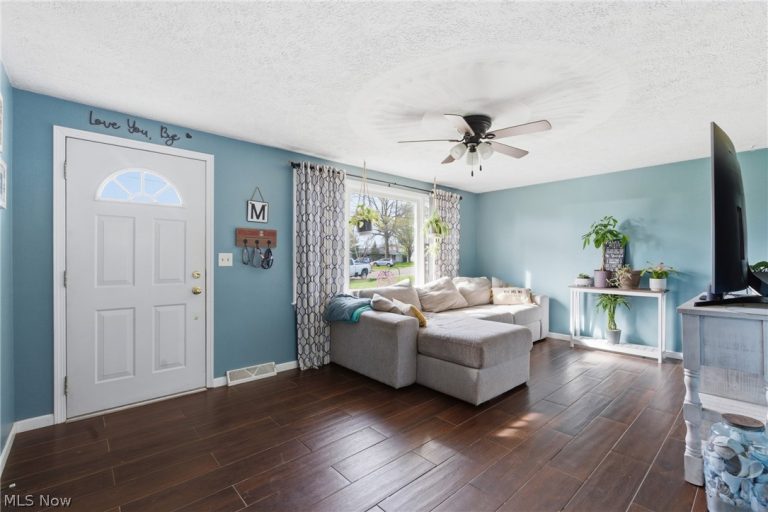 13073 Cloverleaf Street, Massillon, OH - Photo 8