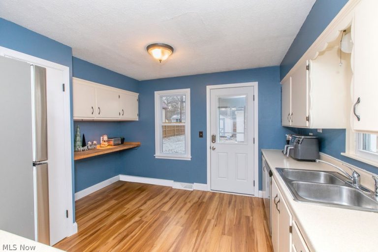 299 Inwood Boulevard, Avon Lake, OH - Photo 8