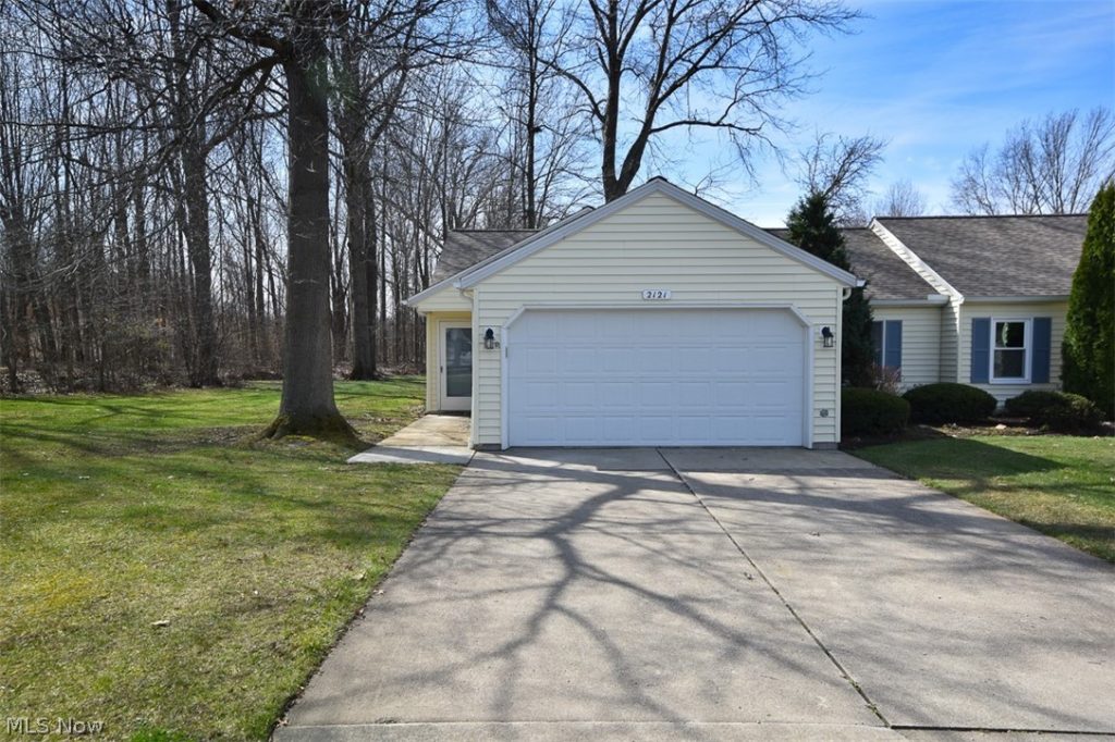 2121 Oakwood Court, Avon, OH