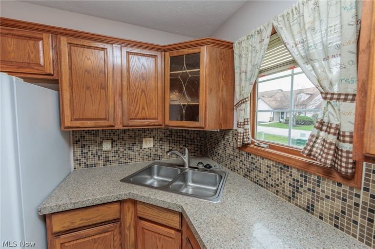 5779 Gateway Lane, Brook Park, OH - Photo 3