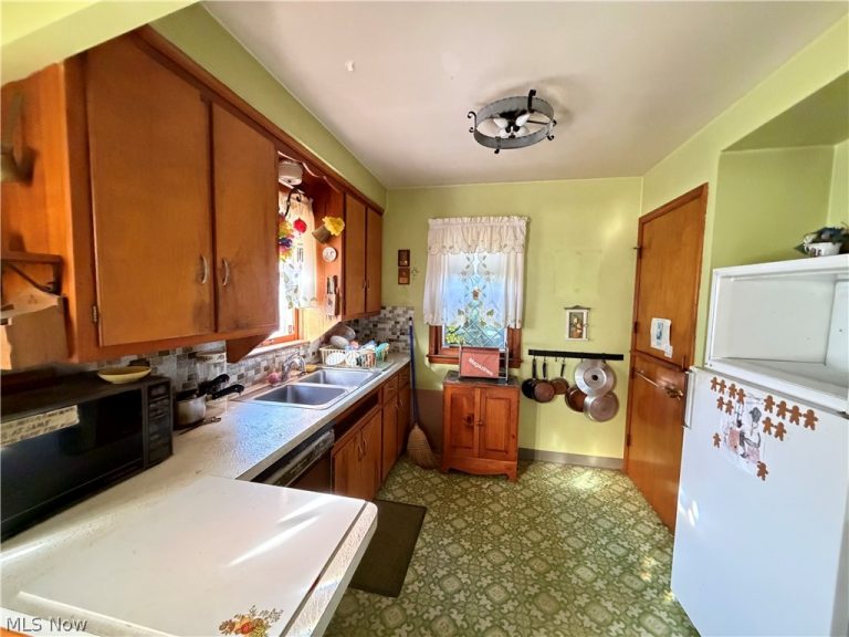6526 Westminster Drive, Parma, OH - Photo 4