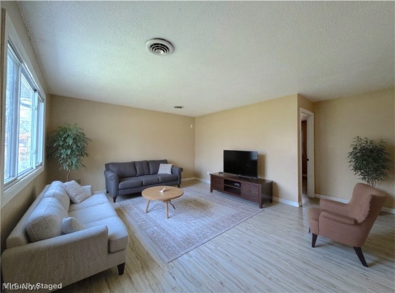 18066 Hillcrest Drive, Lake Milton, OH - Photo 8