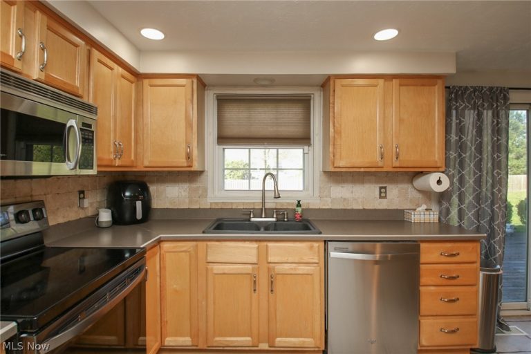 200 Briarbrook Court, Howland, OH - Photo 8