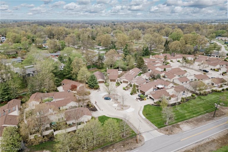 22156 Meadowsouth Court, Strongsville, OH - Photo 4