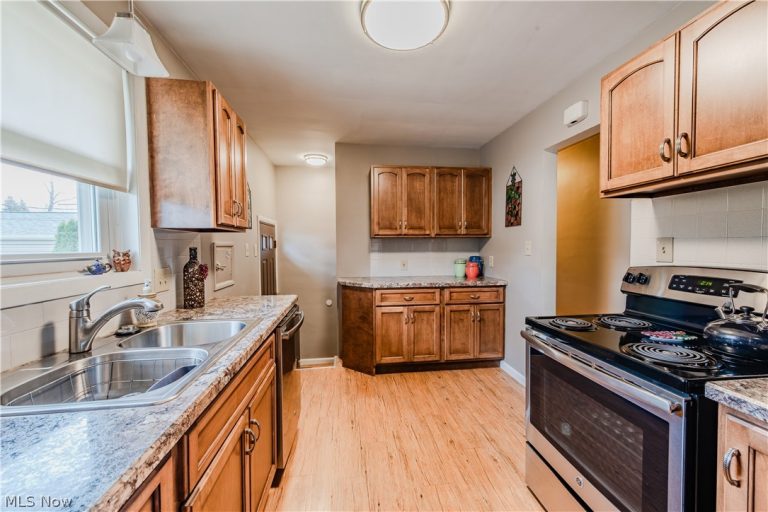 3605 Glenbar Drive, Fairview Park, OH - Photo 5
