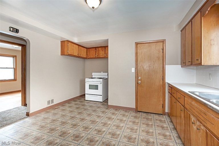 4633 Warner Road, Garfield Heights, OH - Photo 8