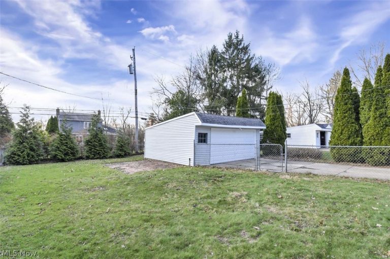 5012 Barton Road, Lyndhurst, OH - Photo 6
