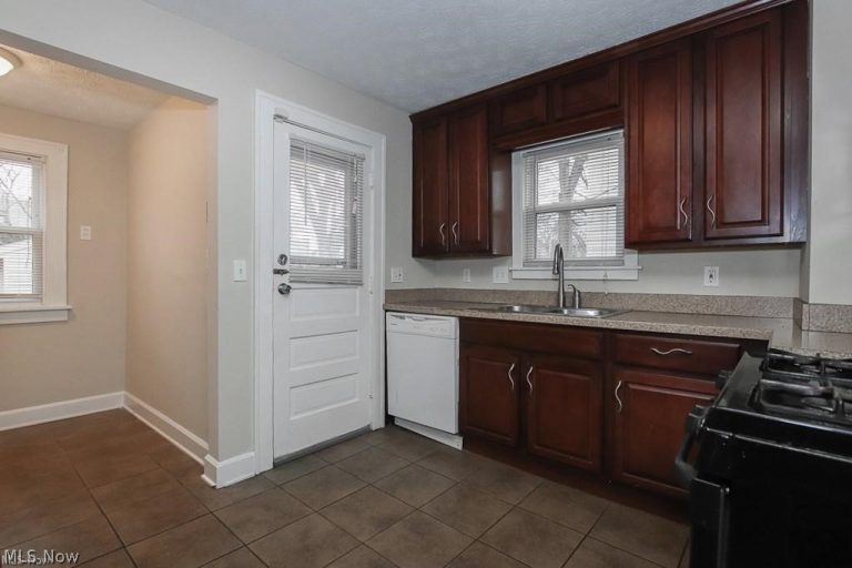 3780 Lowell Road, Cleveland Heights, OH - Photo 8