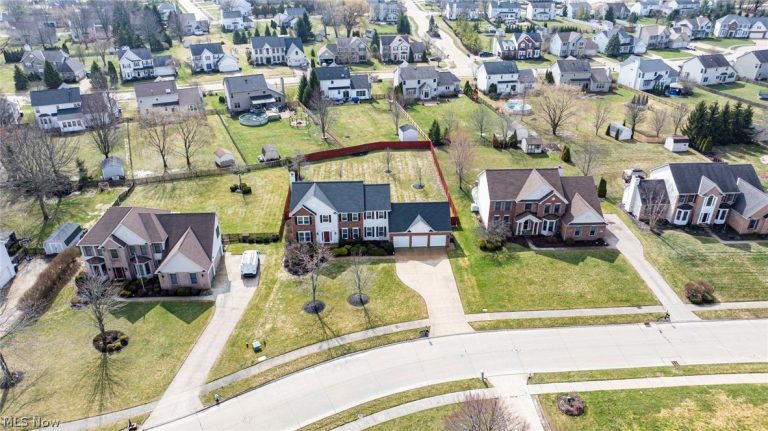 27067 Sanctuary Lane, Olmsted Twp, OH - Photo 2