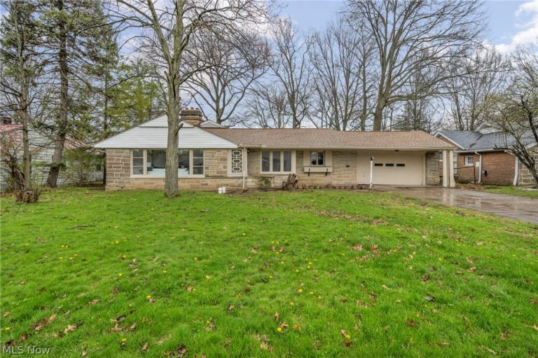 1081 Carver Road, Cleveland Heights, OH, 44112
