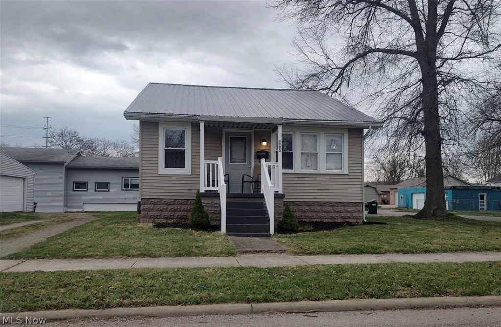 1305 Eastport Avenue, Uhrichsville, OH