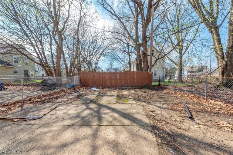 8206 Crumb Avenue, Cleveland, OH - Photo 6