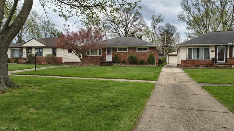 11531 Barrington Boulevard, Parma Heights, OH - Photo 2